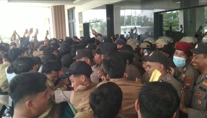 Ratusan Mahasiswa Geruduk DPRD Bangkalan, Program MBG Dituding Bermasalah dan Diduga Ada Pemotongan Dana