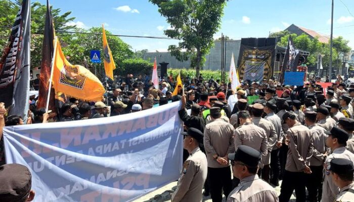 Ratusan Pesilat Geruduk DPRD Blitar! Tuntut Forkopimda Tindak Organisasi Silat Diduga Ilegal