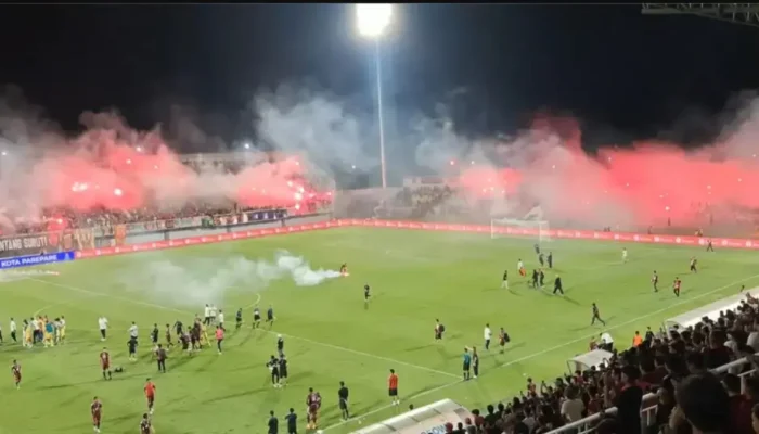 Ricuh Usai PSM vs Persib! Suporter Serbu Lapangan dan Tendang Pemain di Stadion BJ Habibie