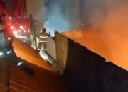 Rumah Dua Lantai di Surabaya Terbakar Hebat, Diduga Dipicu Obat Nyamuk Bakar