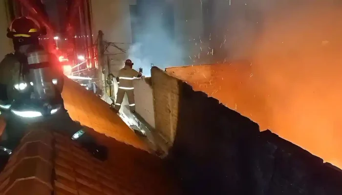 Rumah Dua Lantai di Surabaya Terbakar Hebat, Diduga Dipicu Obat Nyamuk Bakar