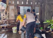 Polisi bersama warga saat gotong royong memadamkan api kebakaran di salah satu rumah warga di Blok Pasar Desa Sanca, Kecamatan Gantar, Kabupaten Indramayu, Jawa Barat, Rabu (27/5/2026)(Dok Polres Indramayu)