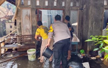 Polisi bersama warga saat gotong royong memadamkan api kebakaran di salah satu rumah warga di Blok Pasar Desa Sanca, Kecamatan Gantar, Kabupaten Indramayu, Jawa Barat, Rabu (27/5/2026)(Dok Polres Indramayu)