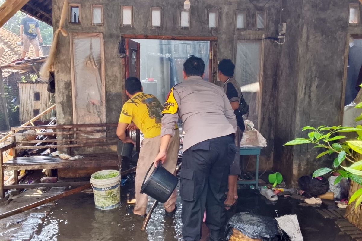 Polisi bersama warga saat gotong royong memadamkan api kebakaran di salah satu rumah warga di Blok Pasar Desa Sanca, Kecamatan Gantar, Kabupaten Indramayu, Jawa Barat, Rabu (27/5/2026)(Dok Polres Indramayu)