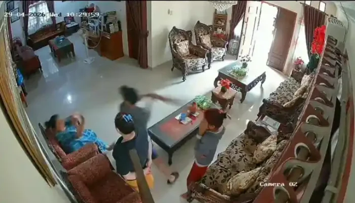 Sadis! Wanita di Pekanbaru Tewas Dihantam Kayu, Aksi Perampokan Terekam CCTV—Polisi Buru Mantan Menantu