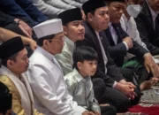 Wakil Presiden Gibran Rakabuming Raka (ketiga kanan) bersama putranya, Jan Ethes (ketiga kiri) dan Menteri Agama Nasaruddin Umar (kedua kiri) mengikuti shalat Idul Adha 1447 H di Masjid Istiqlal, Jakarta, Rabu (27/5/2026). Foto: Bayu Pratama S/ANTARA FOTO