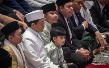 Wakil Presiden Gibran Rakabuming Raka (ketiga kanan) bersama putranya, Jan Ethes (ketiga kiri) dan Menteri Agama Nasaruddin Umar (kedua kiri) mengikuti shalat Idul Adha 1447 H di Masjid Istiqlal, Jakarta, Rabu (27/5/2026). Foto: Bayu Pratama S/ANTARA FOTO