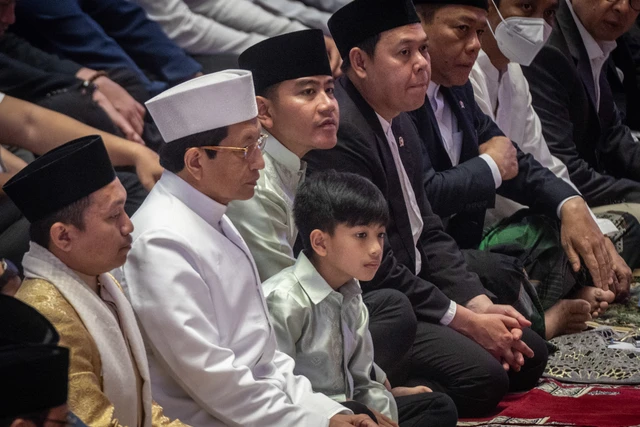 Wakil Presiden Gibran Rakabuming Raka (ketiga kanan) bersama putranya, Jan Ethes (ketiga kiri) dan Menteri Agama Nasaruddin Umar (kedua kiri) mengikuti shalat Idul Adha 1447 H di Masjid Istiqlal, Jakarta, Rabu (27/5/2026). Foto: Bayu Pratama S/ANTARA FOTO
