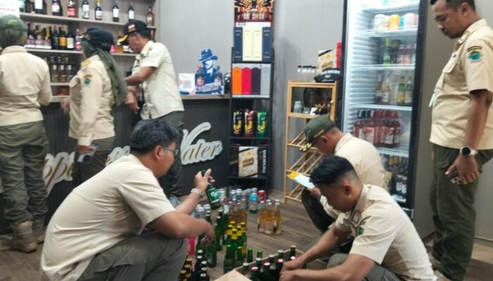 Satpol PP Kota Malang Sita 97 Botol Minol Ilegal, Toko di Gadingkasri Terancam Sidang Tipiring