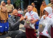 Wali Kota Malang Wahyu Hidayat saat memulai pembagian seragam gratis untuk pelajar SD dan SMP, Selasa, 15 Juli 2025. (Foto: Tangkapan layar Instagram/wahyuhidayatmbois)