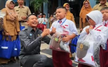 Wali Kota Malang Wahyu Hidayat saat memulai pembagian seragam gratis untuk pelajar SD dan SMP, Selasa, 15 Juli 2025. (Foto: Tangkapan layar Instagram/wahyuhidayatmbois)