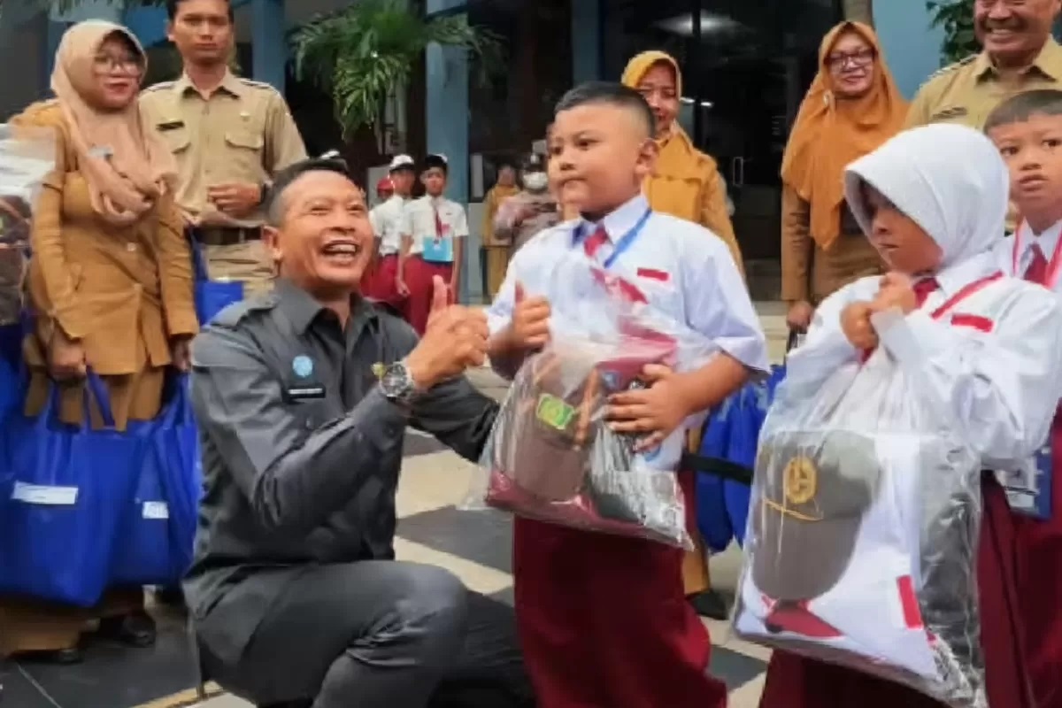 Wali Kota Malang Wahyu Hidayat saat memulai pembagian seragam gratis untuk pelajar SD dan SMP, Selasa, 15 Juli 2025. (Foto: Tangkapan layar Instagram/wahyuhidayatmbois)