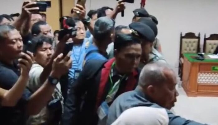 Sidang Pembunuhan Satu Keluarga di Indramayu Ricuh! Teriakan “Pembunuh Tetap Pembunuh” Pecah di Ruang Sidang