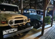 Tiga unit Toyota Hardtop dan satu Toyota Alphard yang disita dari rumah Bupati nonaktif Ponorogo, Sugiri Sancoko. (Foto: Humas KPK)