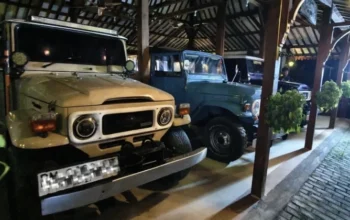 Tiga unit Toyota Hardtop dan satu Toyota Alphard yang disita dari rumah Bupati nonaktif Ponorogo, Sugiri Sancoko. (Foto: Humas KPK)