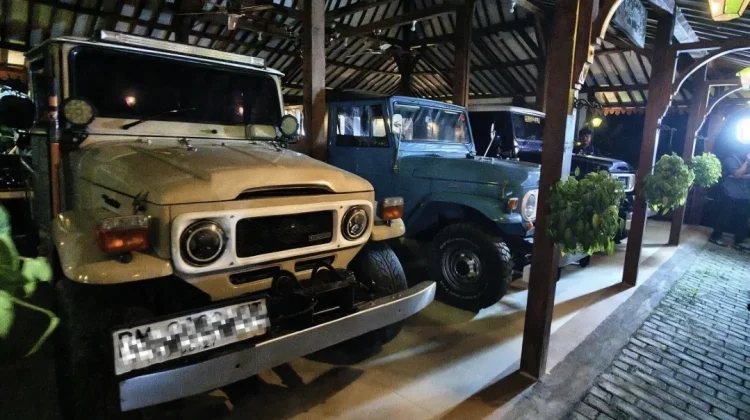 Tiga unit Toyota Hardtop dan satu Toyota Alphard yang disita dari rumah Bupati nonaktif Ponorogo, Sugiri Sancoko. (Foto: Humas KPK)