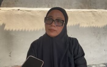 Siti Fatimah (40) pemilik vendor dekorasi Fatimah az-Zahra Wedding di Tangerang Selatan menjadi korban penipuan bermodus penyewaan kursi untuk kegiatan penyuluhan program Makan Bergizi Gratis (MBG) saat ditemui di Polsek Ciputat Timur, Tanggerang Selatan, Sabtu (2/5/2026). Dok. Foto (KOMPAS.com/LIDIA PRATAMA FEBRIAN )