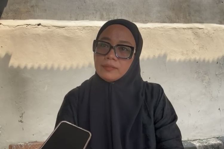 Siti Fatimah (40) pemilik vendor dekorasi Fatimah az-Zahra Wedding di Tangerang Selatan menjadi korban penipuan bermodus penyewaan kursi untuk kegiatan penyuluhan program Makan Bergizi Gratis (MBG) saat ditemui di Polsek Ciputat Timur, Tanggerang Selatan, Sabtu (2/5/2026). Dok. Foto (KOMPAS.com/LIDIA PRATAMA FEBRIAN )