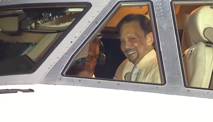 Sultan Brunei Terbangkan Sendiri Jumbo Jet Boeing 747-8 ke KTT ASEAN di Filipina, Pangeran Mateen Dampingi di Kokpit