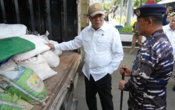 Menko Polkam Djamari Chaniago mendengarkan penjelasan Panglima Koarmada RI, Laksamana Madya TNI Denih Hendrata setelah berhasil mengagalkan banyak kasus penyelundupan. (Foto: Humas Kemenko Polkam)