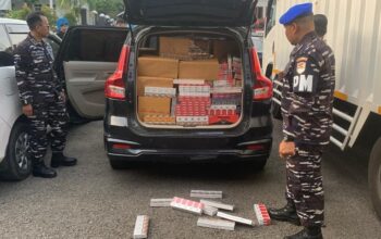 TNI Angkatan Laut (AL) menggagalkan upaya penyelundupan ratusan bal rokok ilegal di jalur akses Jembatan Suramadu arah Madura-Surabaya, tepatnya di Jalan Raya H. Muhammad Noer, Tambak Agung Be’engas, Kecamatan Labang, Bangkalan, Madura.(Dokumentasi Dinas Penerangan Angkatan Laut (Dispenal).