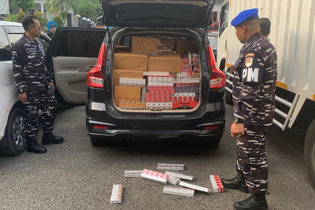 TNI Angkatan Laut (AL) menggagalkan upaya penyelundupan ratusan bal rokok ilegal di jalur akses Jembatan Suramadu arah Madura-Surabaya, tepatnya di Jalan Raya H. Muhammad Noer, Tambak Agung Be’engas, Kecamatan Labang, Bangkalan, Madura.(Dokumentasi Dinas Penerangan Angkatan Laut (Dispenal).