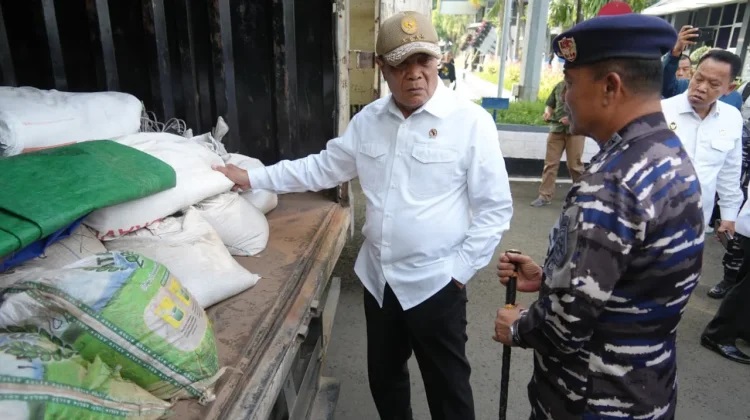 Menko Polkam Djamari Chaniago mendengarkan penjelasan Panglima Koarmada RI, Laksamana Madya TNI Denih Hendrata setelah berhasil mengagalkan banyak kasus penyelundupan. (Foto: Humas Kemenko Polkam)