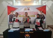Polisi menunjukkan barang bukti dari kasus love scam jaringan Kamboja saat pers rilis pada Selasa (5/5/2026)(KOMPAS.COM/BAYU APRILIANO )