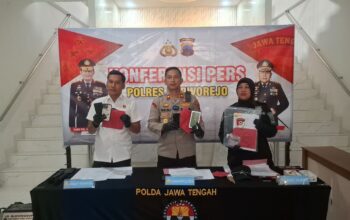 Polisi menunjukkan barang bukti dari kasus love scam jaringan Kamboja saat pers rilis pada Selasa (5/5/2026)(KOMPAS.COM/BAYU APRILIANO )