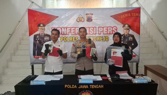 Terungkap! Modus “Salah Sambung” WhatsApp Berujung Love Scam, Warga Purworejo Rugi Rp452 Juta