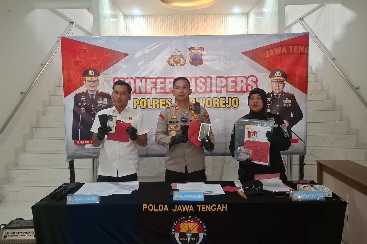 Polisi menunjukkan barang bukti dari kasus love scam jaringan Kamboja saat pers rilis pada Selasa (5/5/2026)(KOMPAS.COM/BAYU APRILIANO )