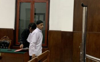 Eks Kepala Gudang Cimory Adi Purwoko saat menjalani persidangan di PN Surabaya.