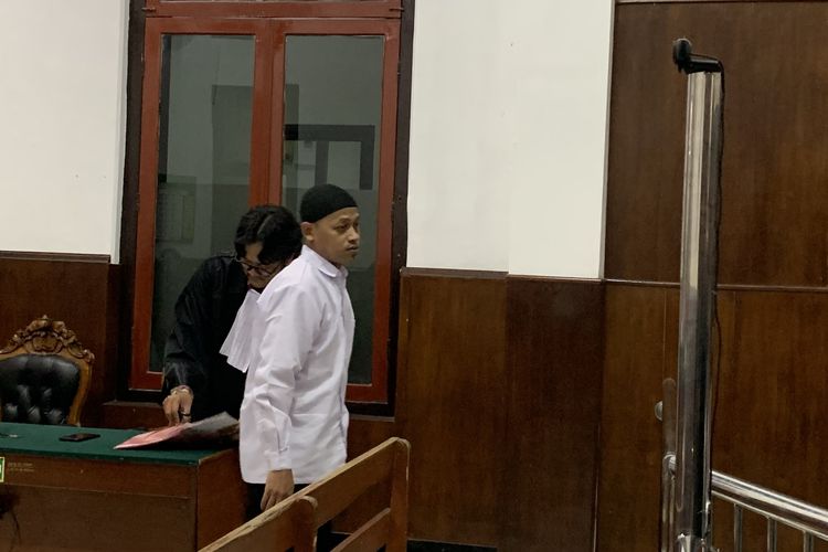 Eks Kepala Gudang Cimory Adi Purwoko saat menjalani persidangan di PN Surabaya.