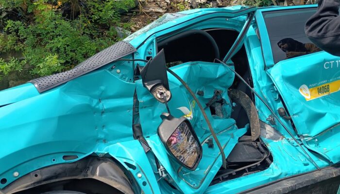 Terungkap! Sopir Taksi Green SM Tak Bisa Keluar Saat Mobil Mati di Rel KRL