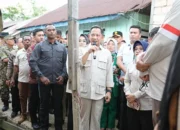 Mendagri Tito Karnavian serahkan penghargaan bagi Pemda berkinerja terbaik se-Sulawesi dengan bonus dana hingga Rp3 M, Jumat (29/5/2026). Foto: Dok. Kemendagri