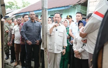 Mendagri Tito Karnavian serahkan penghargaan bagi Pemda berkinerja terbaik se-Sulawesi dengan bonus dana hingga Rp3 M, Jumat (29/5/2026). Foto: Dok. Kemendagri