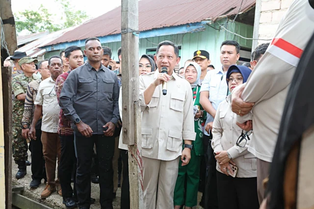 Mendagri Tito Karnavian serahkan penghargaan bagi Pemda berkinerja terbaik se-Sulawesi dengan bonus dana hingga Rp3 M, Jumat (29/5/2026). Foto: Dok. Kemendagri