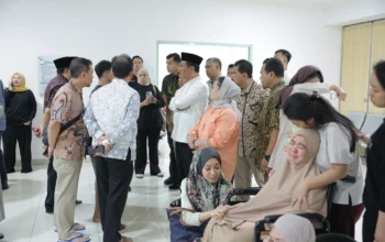 Menteri Pertanian Andi Amran Sulaiman menjadi salah satu pelayat pertama sekaligus turut mengantar jenazah ke ambulance Anggota IV Badan Pemeriksa Keuangan (BPK) Republik Indonesia, Haerul Saleh dari RSUD Pasar Minggu, Jakarta, Jumat (8/5/2026). Foto: Dok. Mentan