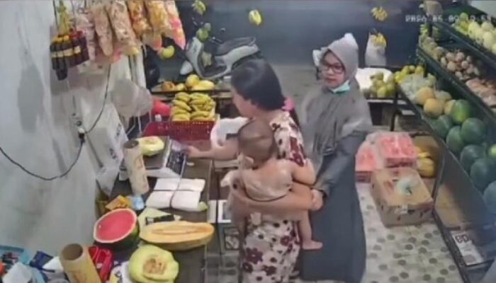 VIRAL! Emak-Emak Terekam CCTV Cubit Balita di Toko Buah Sidoarjo, Korban Menangis Histeris