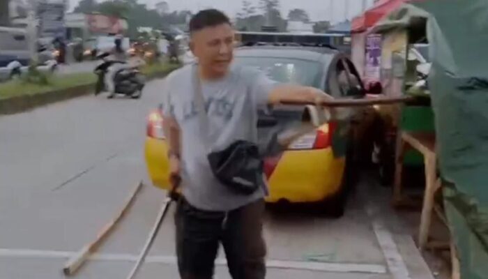 VIRAL! Pria Diduga Oknum Polisi Ngamuk Bawa Samurai dan Pistol di Garut, Cari Rumah Anggota DPR RI