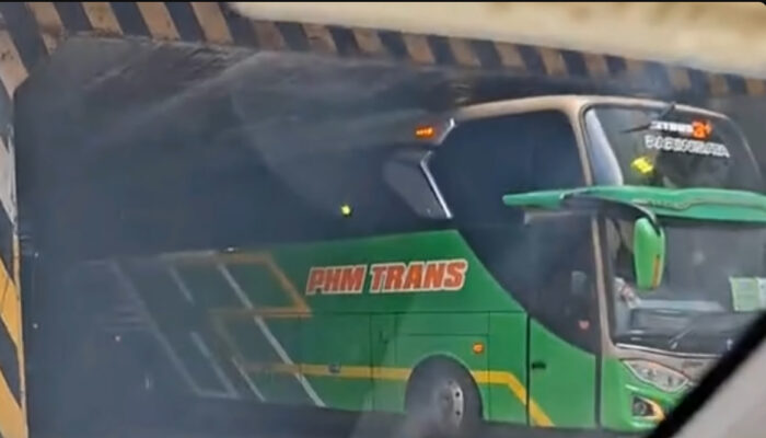 Viral! 3 Bus Nyangkut di Underpass Tanah Abang, Polisi Ungkap Sopir Nekat Terobos Batas Ketinggian
