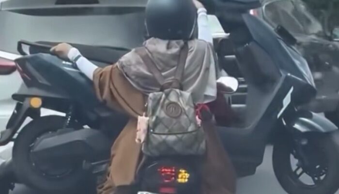 Viral Emak-Emak Angkut Motor Listrik Pakai Motor di Makassar, Polisi Langsung Bertindak
