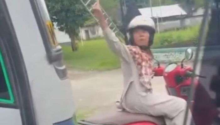 Viral! Emak-Emak Hadang Bus Sugeng Rahayu Terobos Lampu Merah di Magetan, Aksi Berani Guru Tuai Pujian