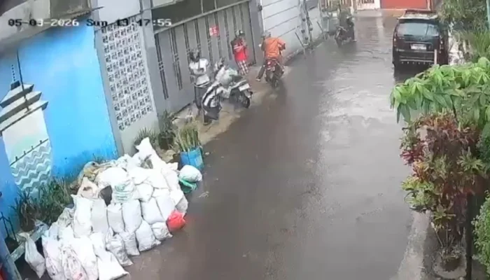 Viral! Kurir Dibegal Saat Berteduh di Bandung, Modus Minta Plastik Berujung Todong Pisau