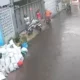 Viral! Kurir Dibegal Saat Berteduh di Bandung, Modus Minta Plastik Berujung Todong Pisau