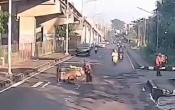 Foto: Pajero tabrak pedagang bawa gerobak di Jaktim (dok. SS video viral)