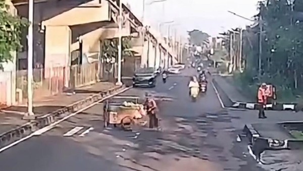 Foto: Pajero tabrak pedagang bawa gerobak di Jaktim (dok. SS video viral)