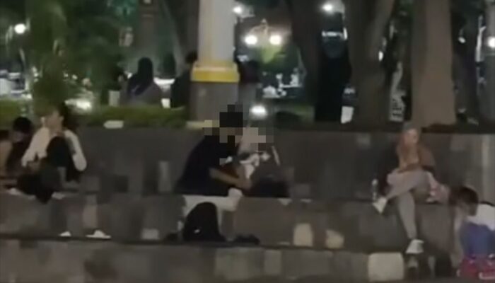Viral! Pasangan Muda Bercumbu di Taman GKB Gresik, Warganet Geram: “Kok Nemen Ngunu?”