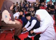 Momen Gubernur Jatim Khofifah Indar Parawansa dan Mensos Saifullah Yusuf memasangkan sepatu Stradenine ke siswa Sekolah Rakyat tahun 2025 yang diunggah akun Instagram Stradenine (Foto: Dok. Istimewa)