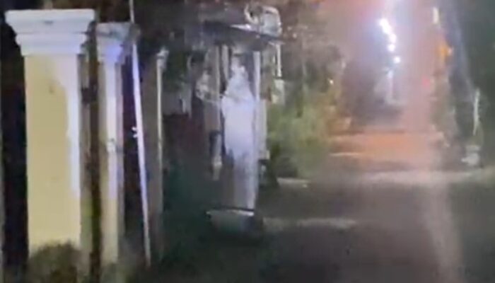 Viral Video Diduga Pocong Berdiri di Gang Kampung Lamongan, Warga Tumenggungan Heboh Tengah Malam